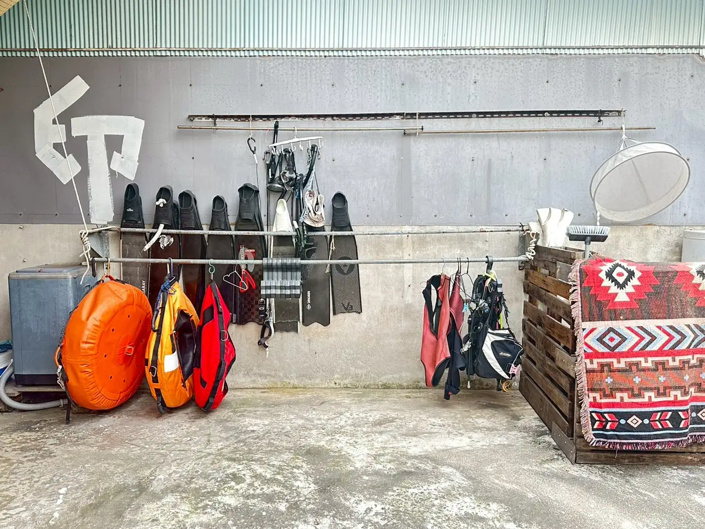 Gear drying wall