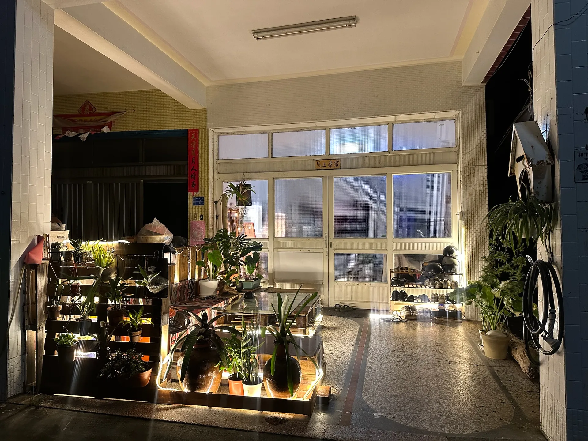 in.house — Facade at night