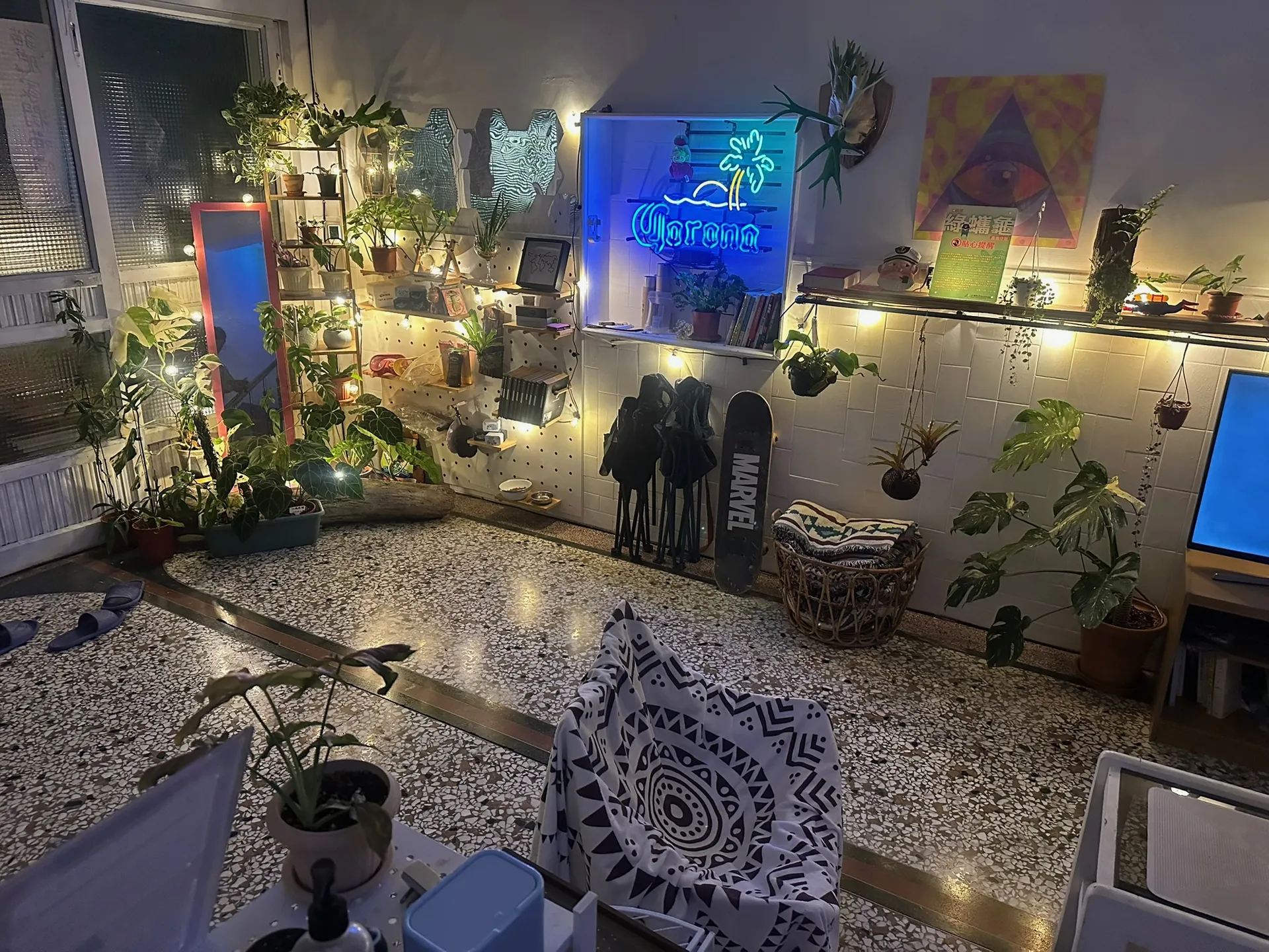 in.house — Lobby at night